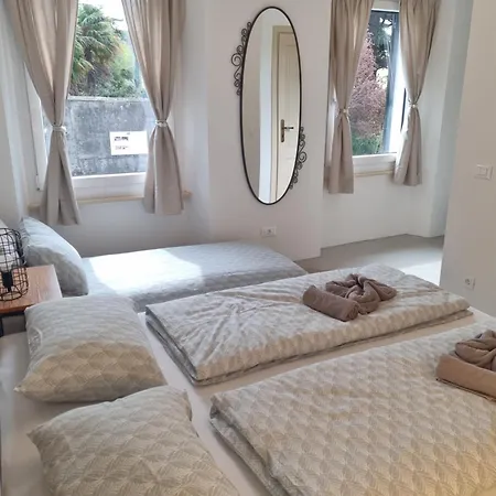 Rozalija House - Pocitniska Hisa Z Vrtom Ob Reki Soci V Solkanu 度假居